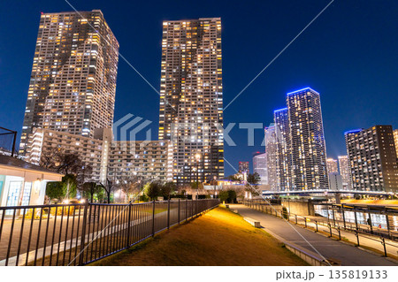 《東京都》東京ベイエリア・タワーマンションの夜景 135819133