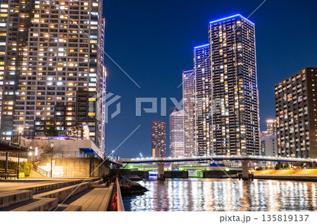 《東京都》東京ベイエリア・タワーマンションの夜景 135819137