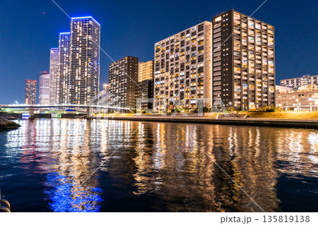 《東京都》東京ベイエリア・タワーマンションの夜景 《東京都》東京ベイエリア・タワーマンションの夜景 135819138