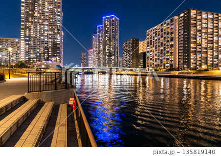 《東京都》東京ベイエリア・タワーマンションの夜景 135819140