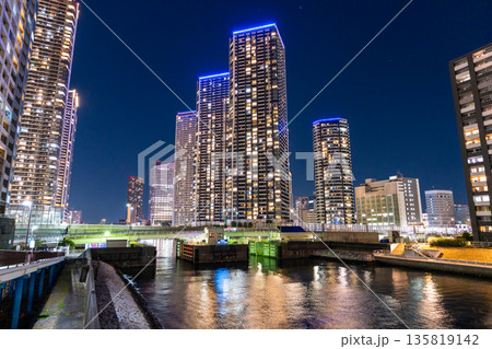 《東京都》東京ベイエリア・タワーマンションの夜景 《東京都》東京ベイエリア・タワーマンションの夜景 135819142