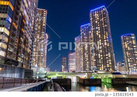 《東京都》東京ベイエリア・タワーマンションの夜景 135819143