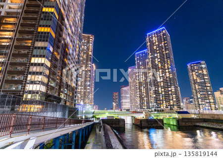 《東京都》東京ベイエリア・タワーマンションの夜景 135819144