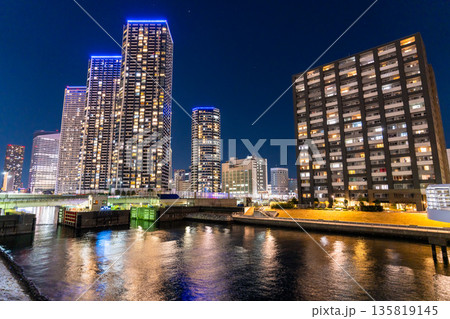 《東京都》東京ベイエリア・タワーマンションの夜景 135819145