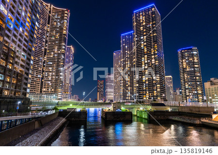 《東京都》東京ベイエリア・タワーマンションの夜景 135819146