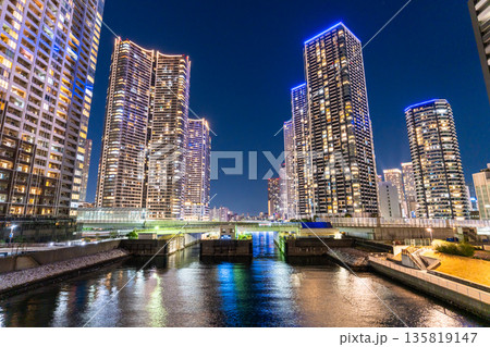 《東京都》東京ベイエリア・タワーマンションの夜景 《東京都》東京ベイエリア・タワーマンションの夜景 135819147