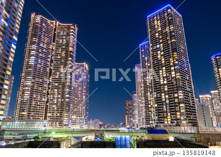 《東京都》東京ベイエリア・タワーマンションの夜景 135819148