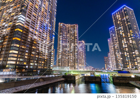 《東京都》東京ベイエリア・タワーマンションの夜景 135819150