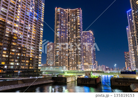 《東京都》東京ベイエリア・タワーマンションの夜景 《東京都》東京ベイエリア・タワーマンションの夜景 135819153