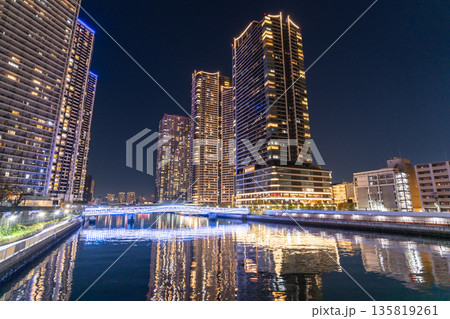 《東京都》東京ベイエリア・タワーマンションの夜景 《東京都》東京ベイエリア・タワーマンションの夜景 135819261