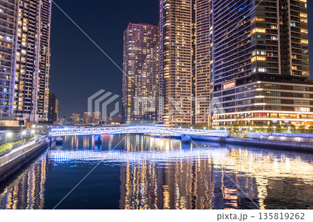 《東京都》東京ベイエリア・タワーマンションの夜景 《東京都》東京ベイエリア・タワーマンションの夜景 135819262