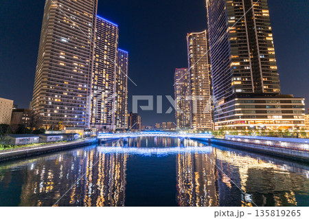 《東京都》東京ベイエリア・タワーマンションの夜景 《東京都》東京ベイエリア・タワーマンションの夜景 135819265