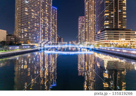 《東京都》東京ベイエリア・タワーマンションの夜景 《東京都》東京ベイエリア・タワーマンションの夜景 135819266