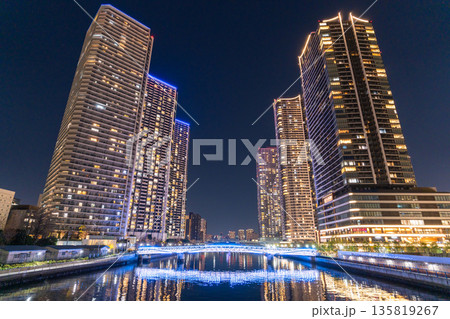 《東京都》東京ベイエリア・タワーマンションの夜景 135819267