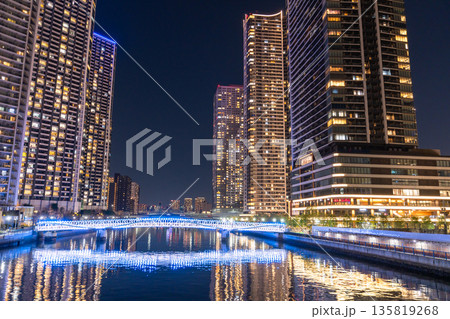 《東京都》東京ベイエリア・タワーマンションの夜景 135819268