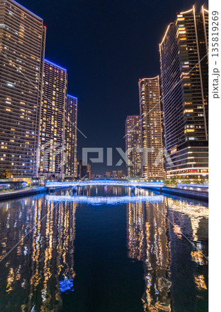《東京都》東京ベイエリア・タワーマンションの夜景 135819269