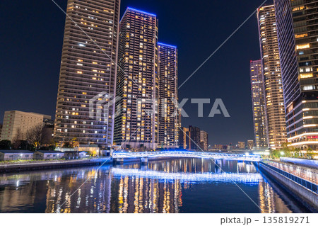 《東京都》東京ベイエリア・タワーマンションの夜景 135819271