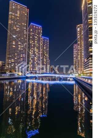 《東京都》東京ベイエリア・タワーマンションの夜景 135819272