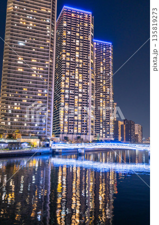 《東京都》東京ベイエリア・タワーマンションの夜景 135819273