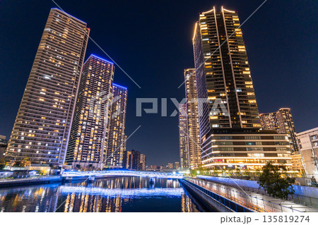 《東京都》東京ベイエリア・タワーマンションの夜景 《東京都》東京ベイエリア・タワーマンションの夜景 135819274