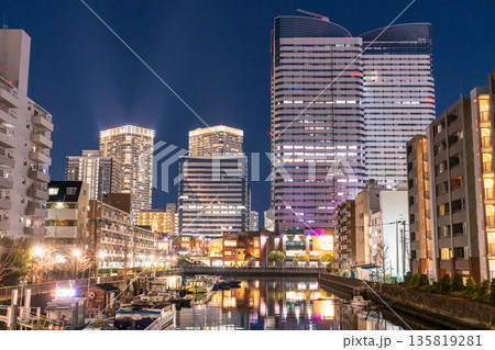 《東京都》月島東京ベイエリア・タワーマンションの夜景 《東京都》月島東京ベイエリア・タワーマンションの夜景 135819281