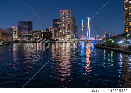 《東京都》中央区ベイエリアの夜景・スカイツリー 135819382