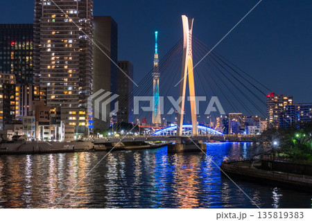《東京都》中央区ベイエリアの夜景・スカイツリー 135819383