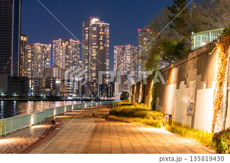 《東京都》東京ベイエリア・タワーマンションの夜景 135819430