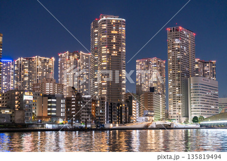 《東京都》東京ベイエリア・タワーマンションの夜景 135819494
