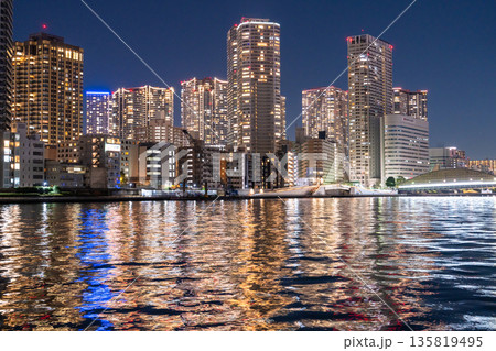 《東京都》東京ベイエリア・タワーマンションの夜景 135819495