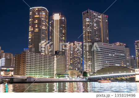 《東京都》東京ベイエリア・タワーマンションの夜景 135819496