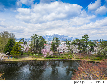 弘前城本丸から眺める残雪の岩木山と蓮池越しの桜風景 (青森県、弘前市) 135819511
