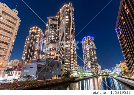 《東京都》東京ベイエリア・タワーマンションの夜景 《東京都》東京ベイエリア・タワーマンションの夜景 135819538