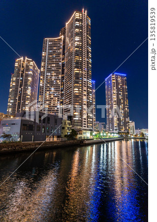 《東京都》東京ベイエリア・タワーマンションの夜景 135819539