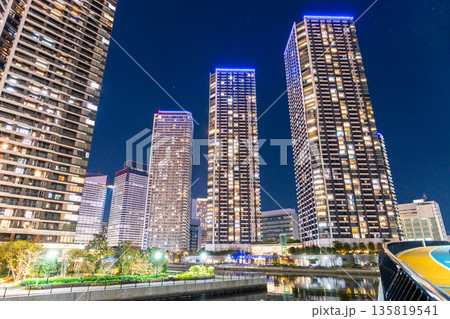 《東京都》東京ベイエリア・タワーマンションの夜景 《東京都》東京ベイエリア・タワーマンションの夜景 135819541