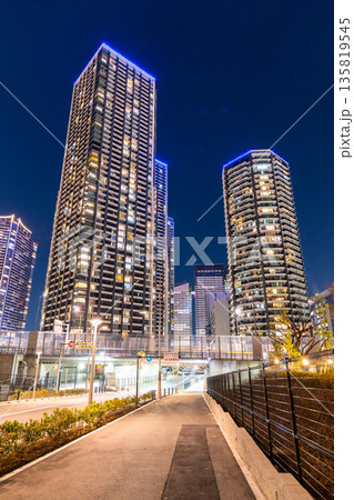 《東京都》東京ベイエリア・タワーマンションの夜景 《東京都》東京ベイエリア・タワーマンションの夜景 135819545