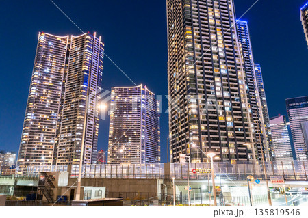 《東京都》東京ベイエリア・タワーマンションの夜景 135819546