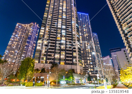 《東京都》東京ベイエリア・タワーマンションの夜景 135819548