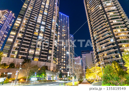 《東京都》東京ベイエリア・タワーマンションの夜景 135819549