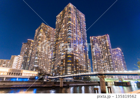《東京都》東京ベイエリア・タワーマンションの夜景 135819562
