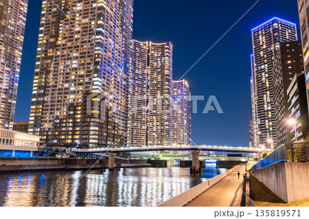 《東京都》東京ベイエリア・タワーマンションの夜景 135819571