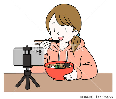 スマホのカメラで動画撮影しながら食事をする女性のイラスト 135820095