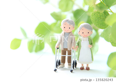 緑に囲まれてリハビリする高齢の夫婦の穏やかな時間 緑に囲まれてリハビリする高齢の夫婦の穏やかな時間 135820243