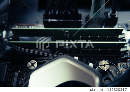 デスクトップパソコンの内部　テクノロジー 135820317