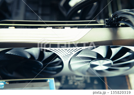デスクトップパソコンの内部　テクノロジー 135820319