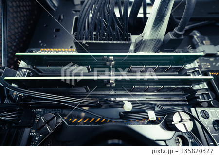 デスクトップパソコンの内部　テクノロジー 135820327