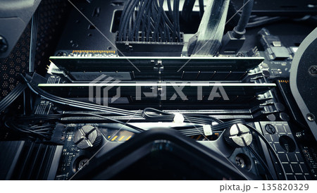 デスクトップパソコンの内部　テクノロジー 135820329