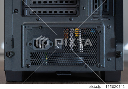 デスクトップパソコンの背面　テクノロジー 135820341