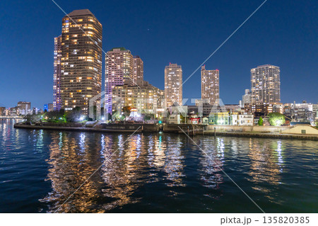 《東京都》佃大橋《東京都》佃大橋とタワーマンションの夜景とタワーマンションの夜景 《東京都》佃大橋《東京都》佃大橋とタワーマンションの夜景とタワーマンションの夜景 135820385