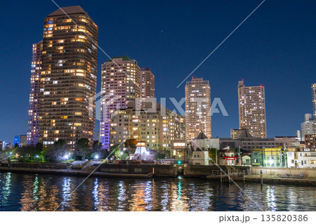《東京都》佃大橋《東京都》佃大橋とタワーマンションの夜景とタワーマンションの夜景 135820386
